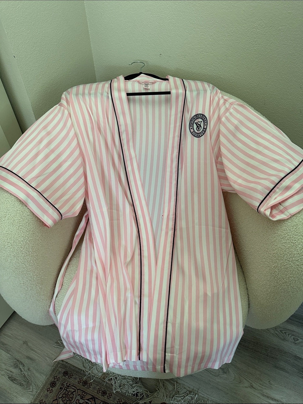 VICTORIA'S SECRET
Signature Satin Short Piped Robe XS/S